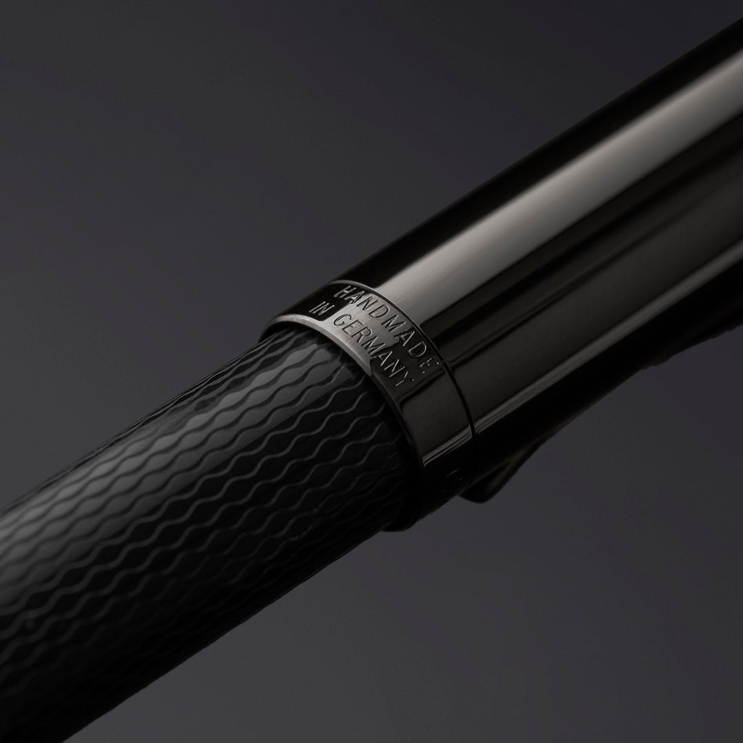 ギロシェ ブラックエディション ローラーボール – GRAF VON FABER-CASTELL
