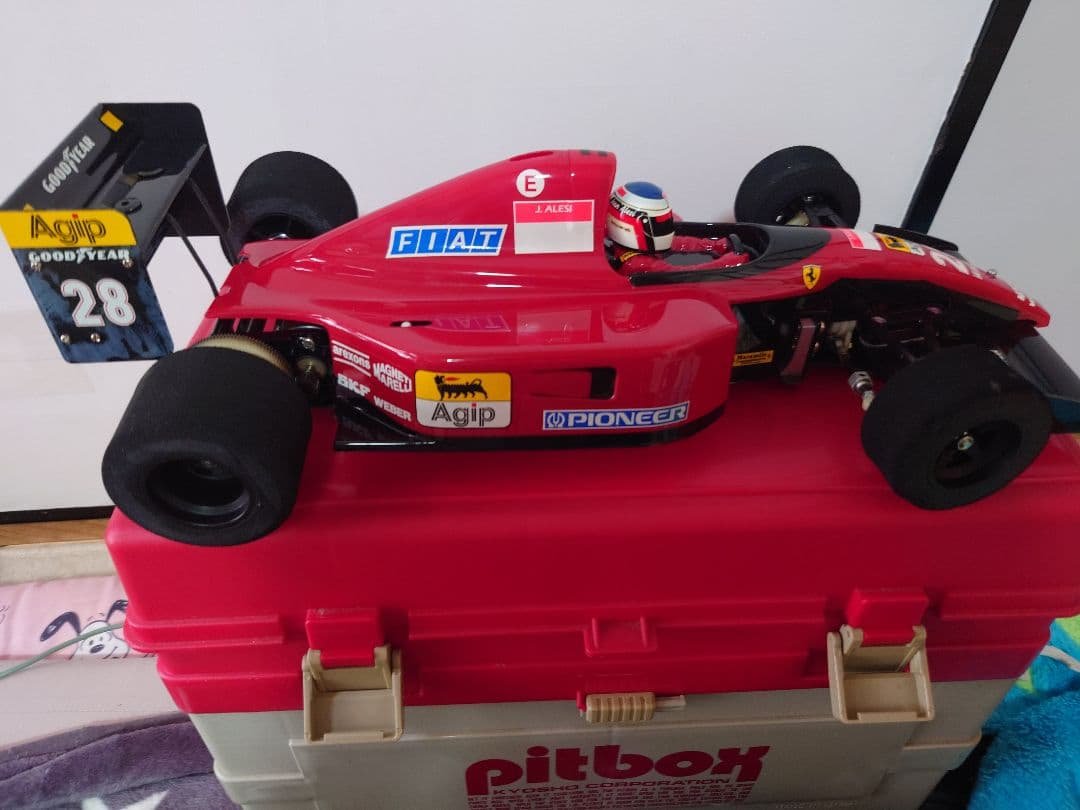 ＲＣフェラーリ Ｆ１８７＋京商PIT BOX(部品、タイヤ６セット) RCフェラーリ F187＋京商PIT BOX(部品、タイヤ6セット) RC