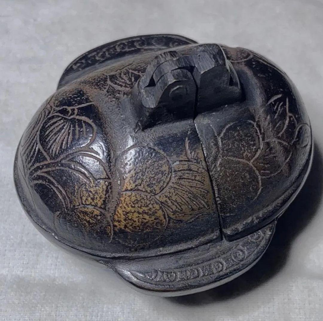 亀型金属香炉 花模様彫刻 金属製時代のポータブル燭台、レトロで貴重、仏具の骨董品 亀型金属香炉 花模様彫刻 金属製時代のポータブル燭台、レトロで貴重