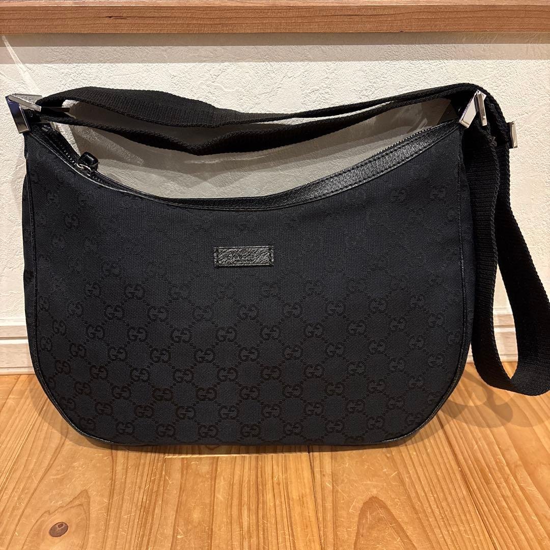 GUCCI ブラック GGパターン ショルダーバッグ
