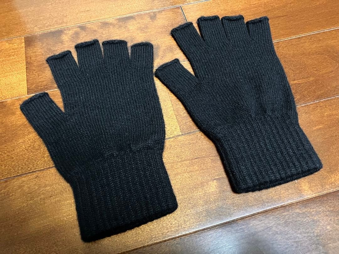 JOHNSTONS OF ELGIN ブラック カシミヤ フィンガーレス 手袋 Johnstons of Elgin（ジョンストンズ オブ エルガン） 手袋 「別注